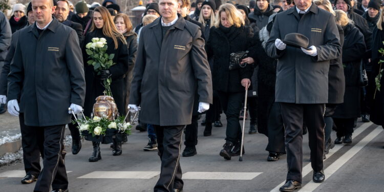 14.12.2022. Kowal. Uroczystości pogrzebowe aktora Jana Nowickiego w kościele parafialnym św. Urszuli w Kowalu. / Fot. Tytus Żmijewski - PAP