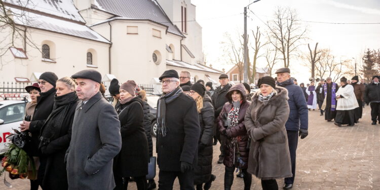 14.12.2022. Kowal. Uroczystości pogrzebowe aktora Jana Nowickiego w kościele parafialnym św. Urszuli w Kowalu. / Fot. Tytus Żmijewski - PAP