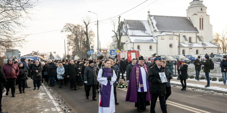14.12.2022. Kowal. Uroczystości pogrzebowe aktora Jana Nowickiego w kościele parafialnym św. Urszuli w Kowalu. / Fot. Tytus Żmijewski - PAP