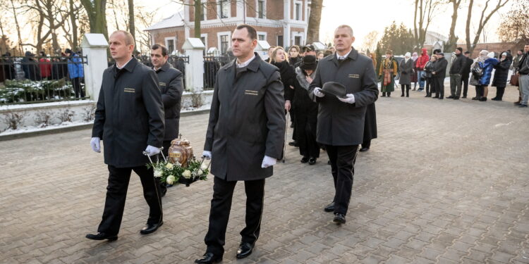 14.12.2022. Kowal. Uroczystości pogrzebowe aktora Jana Nowickiego w kościele parafialnym św. Urszuli w Kowalu. / Fot. Tytus Żmijewski - PAP