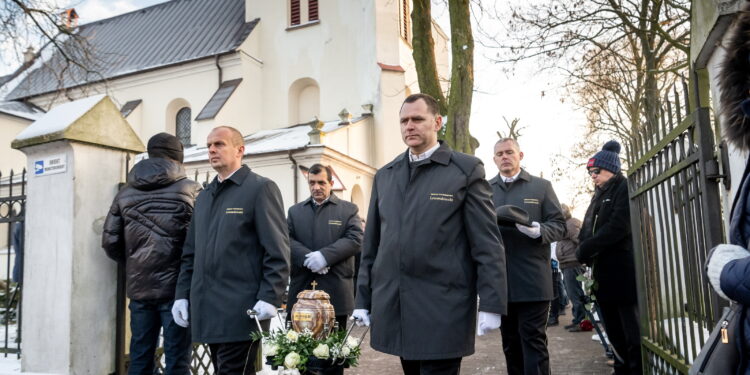 14.12.2022. Kowal. Uroczystości pogrzebowe aktora Jana Nowickiego w kościele parafialnym św. Urszuli w Kowalu. / Fot. Tytus Żmijewski - PAP