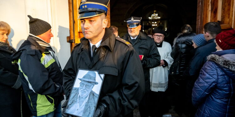 14.12.2022. Kowal. Uroczystości pogrzebowe aktora Jana Nowickiego w kościele parafialnym św. Urszuli w Kowalu. / Fot. Tytus Żmijewski - PAP