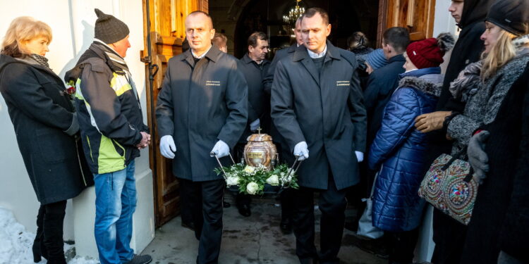 14.12.2022. Kowal. Uroczystości pogrzebowe aktora Jana Nowickiego w kościele parafialnym św. Urszuli w Kowalu. / Fot. Tytus Żmijewski - PAP