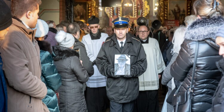 14.12.2022. Kowal. Uroczystości pogrzebowe aktora Jana Nowickiego w kościele parafialnym św. Urszuli w Kowalu. / Fot. Tytus Żmijewski - PAP