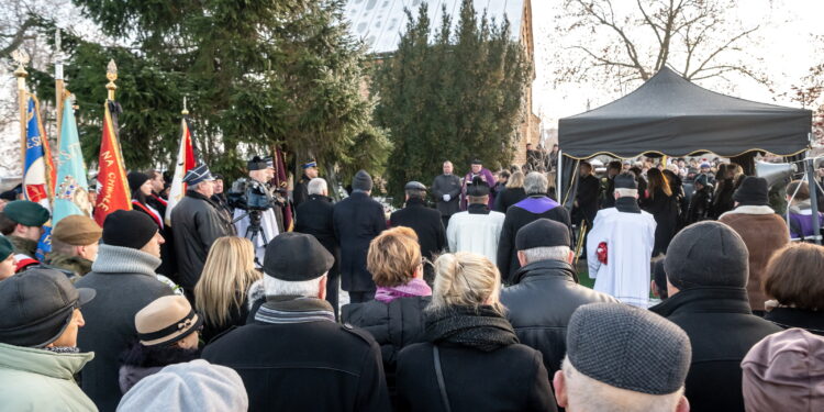 14.12.2022. Kowal. Uroczystości pogrzebowe aktora Jana Nowickiego w kościele parafialnym św. Urszuli w Kowalu. / Fot. Tytus Żmijewski - PAP