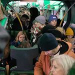 19.12.2022. Warszawa. Utrudnienia w kursowaniu pociągów. W związku z budową łącznika pomiędzy torami podmiejski a dalekobieżnymi, między stacjami Warszawa Zachodnia i Warszawa Wschodnia pociągi kursują wahadłowo, a pomiędzy kolejnymi kursami są 50-minutowe przerwy. Część połączeń została skrócona, inne zostały odwołane / Fot. PAP - Andrzej Lange