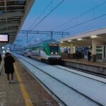 19.12.2022. Warszawa. Utrudnienia w kursowaniu pociągów. W związku z budową łącznika pomiędzy torami podmiejski a dalekobieżnymi, między stacjami Warszawa Zachodnia i Warszawa Wschodnia pociągi kursują wahadłowo, a pomiędzy kolejnymi kursami są 50-minutowe przerwy. Część połączeń została skrócona, inne zostały odwołane / Fot. PAP - Andrzej Lange