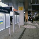 19.12.2022. Warszawa. Utrudnienia w kursowaniu pociągów. W związku z budową łącznika pomiędzy torami podmiejski a dalekobieżnymi, między stacjami Warszawa Zachodnia i Warszawa Wschodnia pociągi kursują wahadłowo, a pomiędzy kolejnymi kursami są 50-minutowe przerwy. Część połączeń została skrócona, inne zostały odwołane / Fot. PAP - Andrzej Lange