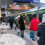 19.12.2022. Warszawa. Utrudnienia w kursowaniu pociągów. W związku z budową łącznika pomiędzy torami podmiejski a dalekobieżnymi, między stacjami Warszawa Zachodnia i Warszawa Wschodnia pociągi kursują wahadłowo, a pomiędzy kolejnymi kursami są 50-minutowe przerwy. Część połączeń została skrócona, inne zostały odwołane / Fot. PAP - Andrzej Lange