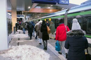 19.12.2022. Warszawa. Utrudnienia w kursowaniu pociągów. W związku z budową łącznika pomiędzy torami podmiejski a dalekobieżnymi, między stacjami Warszawa Zachodnia i Warszawa Wschodnia pociągi kursują wahadłowo, a pomiędzy kolejnymi kursami są 50-minutowe przerwy. Część połączeń została skrócona, inne zostały odwołane / Fot. PAP - Andrzej Lange