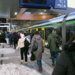 19.12.2022. Warszawa. Utrudnienia w kursowaniu pociągów. W związku z budową łącznika pomiędzy torami podmiejski a dalekobieżnymi, między stacjami Warszawa Zachodnia i Warszawa Wschodnia pociągi kursują wahadłowo, a pomiędzy kolejnymi kursami są 50-minutowe przerwy. Część połączeń została skrócona, inne zostały odwołane / Fot. PAP - Andrzej Lange