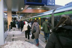 19.12.2022. Warszawa. Utrudnienia w kursowaniu pociągów. W związku z budową łącznika pomiędzy torami podmiejski a dalekobieżnymi, między stacjami Warszawa Zachodnia i Warszawa Wschodnia pociągi kursują wahadłowo, a pomiędzy kolejnymi kursami są 50-minutowe przerwy. Część połączeń została skrócona, inne zostały odwołane / Fot. PAP - Andrzej Lange