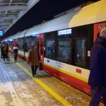 19.12.2022. Warszawa. Utrudnienia w kursowaniu pociągów. W związku z budową łącznika pomiędzy torami podmiejski a dalekobieżnymi, między stacjami Warszawa Zachodnia i Warszawa Wschodnia pociągi kursują wahadłowo, a pomiędzy kolejnymi kursami są 50-minutowe przerwy. Część połączeń została skrócona, inne zostały odwołane / Fot. PAP - Andrzej Lange