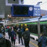 19.12.2022. Warszawa. Utrudnienia w kursowaniu pociągów. W związku z budową łącznika pomiędzy torami podmiejski a dalekobieżnymi, między stacjami Warszawa Zachodnia i Warszawa Wschodnia pociągi kursują wahadłowo, a pomiędzy kolejnymi kursami są 50-minutowe przerwy. Część połączeń została skrócona, inne zostały odwołane / Fot. PAP - Andrzej Lange