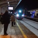 19.12.2022. Warszawa. Utrudnienia w kursowaniu pociągów. W związku z budową łącznika pomiędzy torami podmiejski a dalekobieżnymi, między stacjami Warszawa Zachodnia i Warszawa Wschodnia pociągi kursują wahadłowo, a pomiędzy kolejnymi kursami są 50-minutowe przerwy. Część połączeń została skrócona, inne zostały odwołane / Fot. PAP - Andrzej Lange