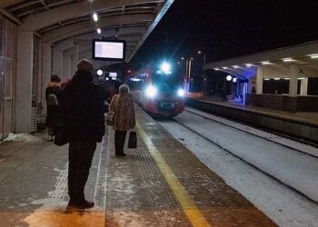 19.12.2022. Warszawa. Utrudnienia w kursowaniu pociągów. W związku z budową łącznika pomiędzy torami podmiejski a dalekobieżnymi, między stacjami Warszawa Zachodnia i Warszawa Wschodnia pociągi kursują wahadłowo, a pomiędzy kolejnymi kursami są 50-minutowe przerwy. Część połączeń została skrócona, inne zostały odwołane / Fot. PAP - Andrzej Lange
