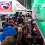 19.12.2022. Warszawa. Utrudnienia w kursowaniu pociągów. W związku z budową łącznika pomiędzy torami podmiejski a dalekobieżnymi, między stacjami Warszawa Zachodnia i Warszawa Wschodnia pociągi kursują wahadłowo, a pomiędzy kolejnymi kursami są 50-minutowe przerwy. Część połączeń została skrócona, inne zostały odwołane / Fot. PAP - Andrzej Lange