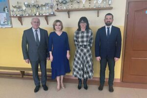 Na zdjęciu (od lewej): Waldemar Sikora - burmistrz Buska-Zdroju, Anna Krupka - wiceminister sportu, Alicja Lalewicz - dyrektor szkoły w Kołaczkowicach, Michał Maroński - zastępca burmistrza Buska-Zdroju