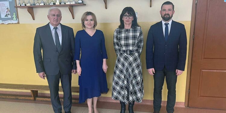 Na zdjęciu (od lewej): Waldemar Sikora - burmistrz Buska-Zdroju, Anna Krupka - wiceminister sportu, Alicja Lalewicz - dyrektor szkoły w Kołaczkowicach, Michał Maroński - zastępca burmistrza Buska-Zdroju