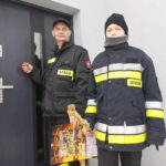 24.12.2022. Skalbmierz. Druhowie OSP Skalbmierz z wilijokiem. Na zdjęciu (od lewej): Piotr Dębowski - prezes Ochotniczej Straży Pożarnej w Skalbmierzu i Mikołaj Grzyb członek młodzieżowej drużyny / Fot. Adam Dębowski