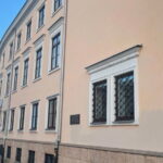 Kielce. Budynek na rogu ulic Dużej i Czerwonego Krzyża gdzie znajduje się pamiątkowa tablica. / Fot. Dionizy Krawczyński - Radio Kielce