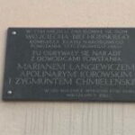 Kielce. Budynek na rogu ulic Dużej i Czerwonego Krzyża gdzie znajduje się pamiątkowa tablica. / Fot. Dionizy Krawczyński - Radio Kielce