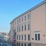 Kielce. Budynek na rogu ulic Dużej i Czerwonego Krzyża gdzie znajduje się pamiątkowa tablica. / Fot. Dionizy Krawczyński - Radio Kielce