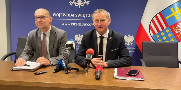 13.12.2022. Kielce. Konferencja na temat rządowego programu „Maluch plus”. Na zdjęciu (od lewej): Robert Wzorek, dyrektor Wydziału Infrastruktury i Rozwoju Świętokrzyskiego Urzędu Wojewódzkiego, Zbigniew Koniusz - wojewoda świętokrzyski / Fot. Iwona Murawska-Bujnowicz - Radio Kielce