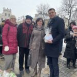 Na zdjęciu: burmistrz Marcin Marzec z opiekunami chóru dziecięco-młodzieżowego z Ostroga / Fot. Grażyna Szlęzak - Radio Kielce