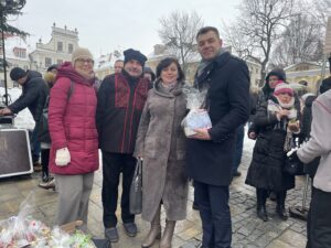 Na zdjęciu: burmistrz Marcin Marzec z opiekunami chóru dziecięco-młodzieżowego z Ostroga / Fot. Grażyna Szlęzak - Radio Kielce