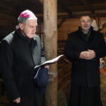 21.12.2022. Sandomierz. Żywa szopka. Na zdjęciu (od lewej): bp Krzysztof Nitkiewicz, ks. Bogusław Pitucha - dyrektor Caritas Diecezji Sandomierskiej/ Fot. ks. Grzegorz Słodkowski -rzecznik diecezji sandomierskiej