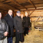 21.12.2022. Sandomierz. Żywa szopka. Na zdjęciu (od lewej): mieszkaniec Sandomierza, Marcin Piwnik - starosta sandomierski , bp Krzysztof Nitkiewicz, członkowie zarządu powiatu sandomierskiego Grażyna Szklarska i Ryszard Nagórny, Tomasz Huk - przewodniczący rady powiatu, Paweł Niedźwiedź - wicestarosta sandomierski. / Fot. ks. Grzegorz Słodkowski -rzecznik diecezji sandomierskiej