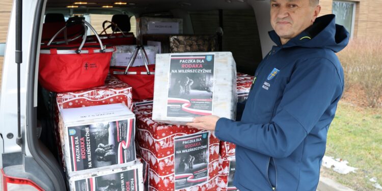 05.12.2022. Kielce. Akcja „Paczka dla rodaka”. Na zdjęciu: Mirosław Gębski - starosta kielecki / Fot. Paweł Milewicz - Starostwo Powiatowe w Kielcach