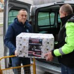 Starosta kielecki jedzie z darami na Wileńszczyznę - Radio Kielce 05.12.2022. Kielce. Akcja „Paczka dla rodaka”. Na zdjęciu (po lewej): Mirosław Gębski - starosta kielecki / Fot. Paweł Milewicz - Starostwo Powiatowe w Kielcach