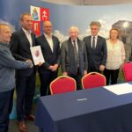 03.12.2022. Piekoszów. Przekazanie laptopów w ramach unijnego projektu „Cyfrowa Gmina – Wsparcie dzieci z rodzin pegeerowskich w rozwoju cyfrowym – „Granty PPGR”. Na zdjęciu (od lewej): uczestnik projektu, Zbigniew Piątek - wójt Piekoszowa, Piotr Wawrzyk - wiceminister spraw zagranicznych, Krzysztof Lipiec - pełnomocnik kieleckiego okręgu PiS, Krzysztof Słoń - senator PiS i Barbara Drogosz - przewodnicząca Rady Gminy Piekoszów / Fot. Daniel Czwartosz - Radio Kielce