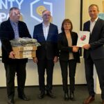 03.12.2022. Piekoszów. Przekazanie laptopów w ramach unijnego projektu „Cyfrowa Gmina – Wsparcie dzieci z rodzin pegeerowskich w rozwoju cyfrowym – „Granty PPGR”. Na zdjęciu (od lewej): Jacek Zegadlo - radny Rady Gminy Piekoszów, Piotr Wawrzyk - wiceminister spraw zagranicznych, uczestniczka projektu i Zbigniew Piątek - wójt Piekoszowa / Fot. Daniel Czwartosz - Radio Kielce