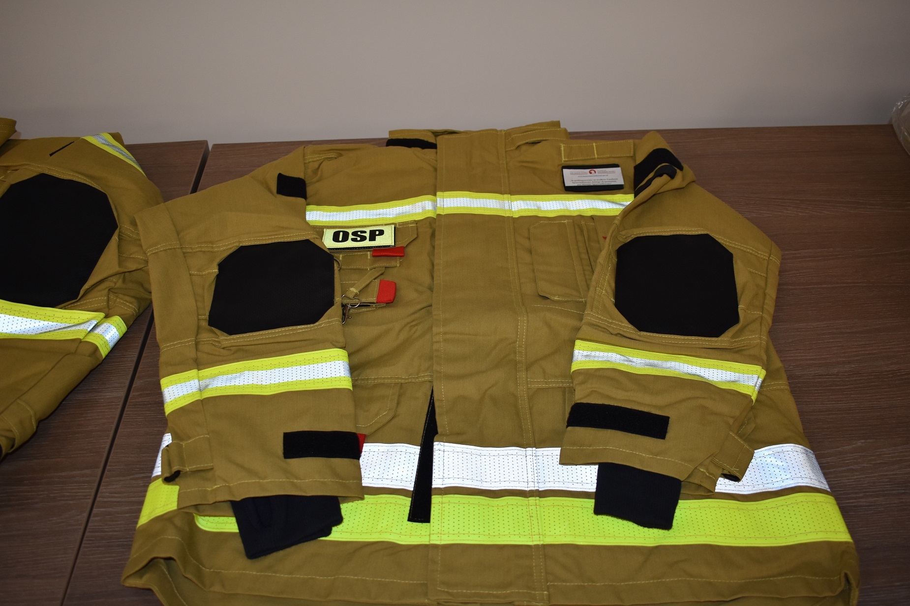 Nowe ubrania specjalne dla strażaków z jednostek OSP Ksany oraz OSP Charbinowice / Fot. UMiG Opatowiec 