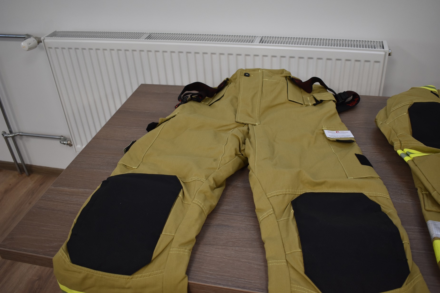 Nowe ubrania specjalne dla strażaków z jednostek OSP Ksany oraz OSP Charbinowice / Fot. UMiG Opatowiec 