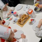 02.12.2022. Kielce. Audycja „Smaczny weekend". Kuchnię Radia Kielce odwiedziły dzieci z Przedszkola Samorządowego numer 18 w Kielcach, które przygotowały pierniczki / Fot. Piotr Kwaśniewski - Radio Kielce