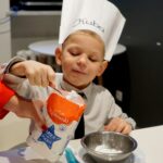 02.12.2022. Kielce. Audycja „Smaczny weekend". Kuchnię Radia Kielce odwiedziły dzieci z Przedszkola Samorządowego numer 18 w Kielcach, które przygotowały pierniczki / Fot. Piotr Kwaśniewski - Radio Kielce