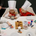 02.12.2022. Kielce. Audycja „Smaczny weekend". Kuchnię Radia Kielce odwiedziły dzieci z Przedszkola Samorządowego numer 18 w Kielcach, które przygotowały pierniczki / Fot. Piotr Kwaśniewski - Radio Kielce