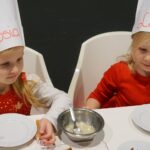 02.12.2022. Kielce. Audycja „Smaczny weekend". Kuchnię Radia Kielce odwiedziły dzieci z Przedszkola Samorządowego numer 18 w Kielcach, które przygotowały pierniczki / Fot. Piotr Kwaśniewski - Radio Kielce