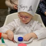 02.12.2022. Kielce. Audycja „Smaczny weekend". Kuchnię Radia Kielce odwiedziły dzieci z Przedszkola Samorządowego numer 18 w Kielcach, które przygotowały pierniczki / Fot. Piotr Kwaśniewski - Radio Kielce