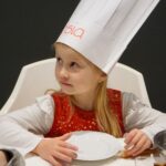 02.12.2022. Kielce. Audycja „Smaczny weekend". Kuchnię Radia Kielce odwiedziły dzieci z Przedszkola Samorządowego numer 18 w Kielcach, które przygotowały pierniczki / Fot. Piotr Kwaśniewski - Radio Kielce