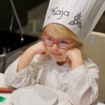 02.12.2022. Kielce. Audycja „Smaczny weekend". Kuchnię Radia Kielce odwiedziły dzieci z Przedszkola Samorządowego numer 18 w Kielcach, które przygotowały pierniczki / Fot. Piotr Kwaśniewski - Radio Kielce