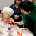 02.12.2022. Kielce. Audycja „Smaczny weekend". Kuchnię Radia Kielce odwiedziły dzieci z Przedszkola Samorządowego numer 18 w Kielcach, które przygotowały pierniczki / Fot. Piotr Kwaśniewski - Radio Kielce