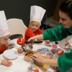 02.12.2022. Kielce. Audycja „Smaczny weekend". Kuchnię Radia Kielce odwiedziły dzieci z Przedszkola Samorządowego numer 18 w Kielcach, które przygotowały pierniczki / Fot. Piotr Kwaśniewski - Radio Kielce