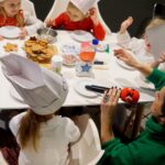 02.12.2022. Kielce. Audycja „Smaczny weekend". Kuchnię Radia Kielce odwiedziły dzieci z Przedszkola Samorządowego numer 18 w Kielcach, które przygotowały pierniczki / Fot. Piotr Kwaśniewski - Radio Kielce