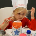 02.12.2022. Kielce. Audycja „Smaczny weekend". Kuchnię Radia Kielce odwiedziły dzieci z Przedszkola Samorządowego numer 18 w Kielcach, które przygotowały pierniczki / Fot. Piotr Kwaśniewski - Radio Kielce