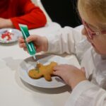 02.12.2022. Kielce. Audycja „Smaczny weekend". Kuchnię Radia Kielce odwiedziły dzieci z Przedszkola Samorządowego numer 18 w Kielcach, które przygotowały pierniczki / Fot. Piotr Kwaśniewski - Radio Kielce